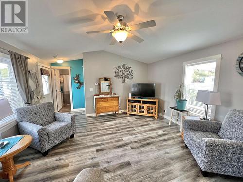 2130 Golden Pond Road, Quesnel, BC - Indoor Photo Showing Living Room