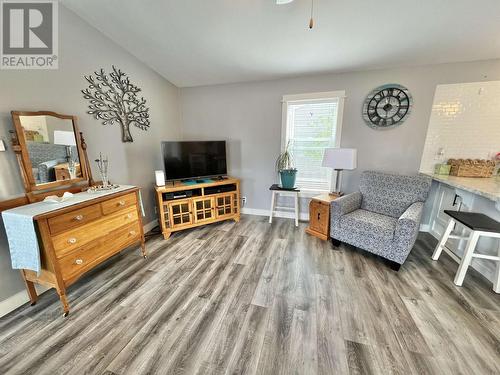 2130 Golden Pond Road, Quesnel, BC - Indoor Photo Showing Living Room