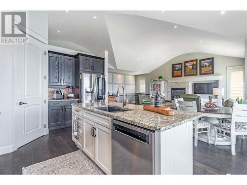 1756 Birkdale Avenue, Kelowna, BC - Indoor Photo Showing Kitchen