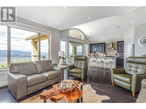 1756 Birkdale Avenue, Kelowna, BC - Indoor Photo Showing Living Room