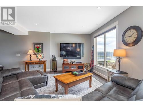 1756 Birkdale Avenue, Kelowna, BC - Indoor Photo Showing Living Room