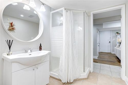 424 Mount Albion Road, Hamilton, ON - Indoor Photo Showing Bathroom