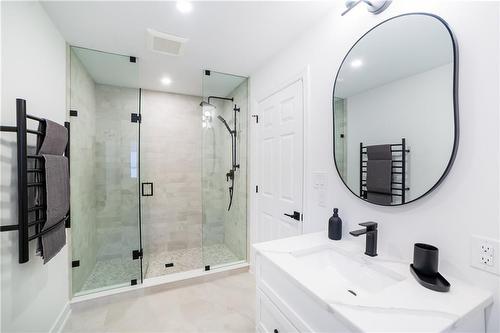 837 Danforth Place, Burlington, ON - Indoor Photo Showing Bathroom