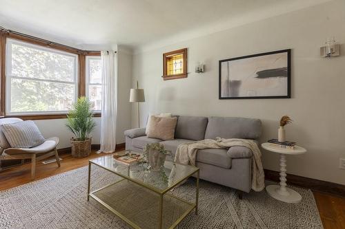 187 Balsam Avenue S, Hamilton, ON - Indoor Photo Showing Living Room