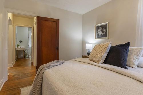 187 Balsam Avenue S, Hamilton, ON - Indoor Photo Showing Bedroom