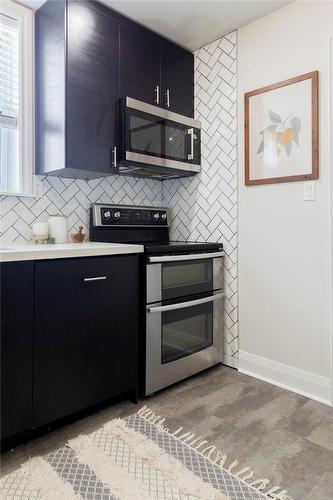 187 Balsam Avenue S, Hamilton, ON - Indoor Photo Showing Kitchen