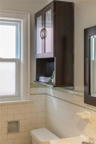 187 Balsam Avenue S, Hamilton, ON - Indoor Photo Showing Bathroom