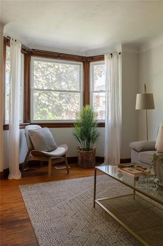 187 Balsam Avenue S, Hamilton, ON - Indoor Photo Showing Living Room