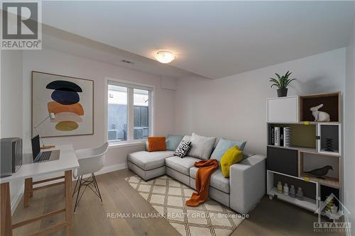 810 Star, Ottawa, ON - Indoor Photo Showing Living Room