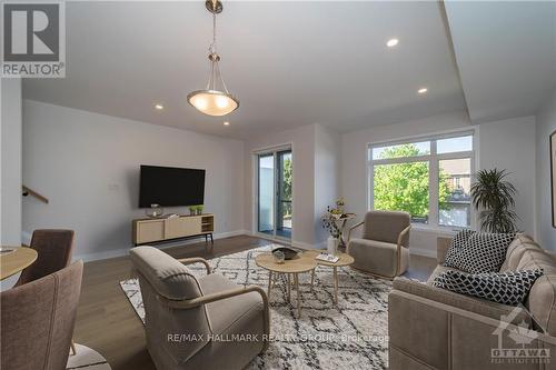 810 Star, Ottawa, ON - Indoor Photo Showing Living Room