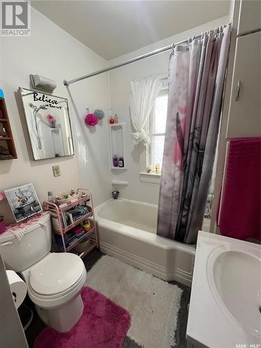 113 H Avenue N, Saskatoon, SK - Indoor Photo Showing Bathroom