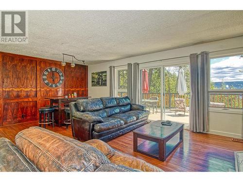 9580 Houghton Road, Vernon, BC - Indoor Photo Showing Living Room