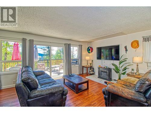 9580 Houghton Road, Vernon, BC - Indoor Photo Showing Living Room