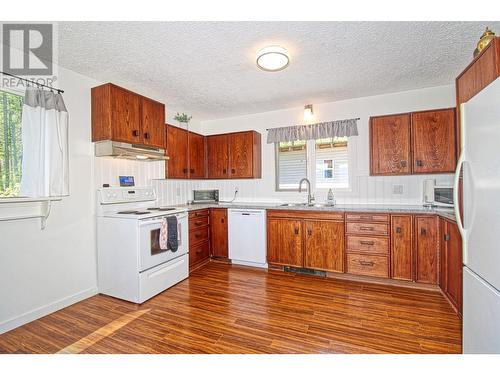 9580 Houghton Road, Vernon, BC - Indoor Photo Showing Kitchen