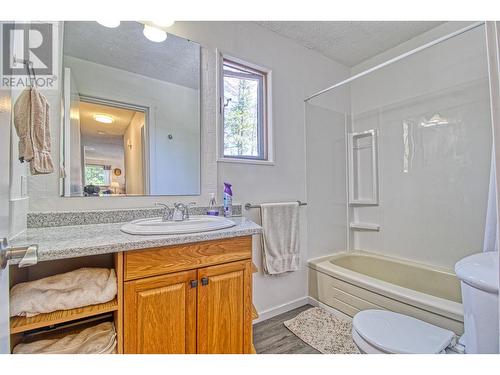 9580 Houghton Road, Vernon, BC - Indoor Photo Showing Bathroom