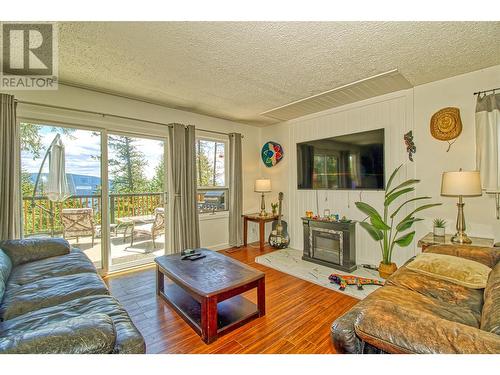 9580 Houghton Road, Vernon, BC - Indoor Photo Showing Living Room