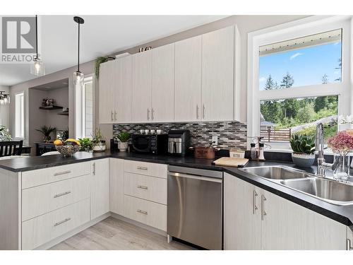 2860 Golf Course Drive, Blind Bay, BC - Indoor Photo Showing Kitchen With Double Sink