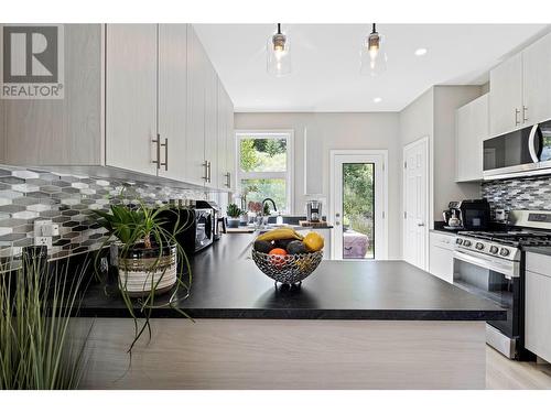 2860 Golf Course Drive, Blind Bay, BC - Indoor Photo Showing Kitchen