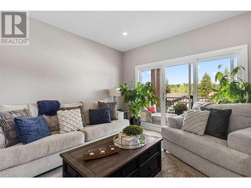 2860 Golf Course Drive, Blind Bay, BC - Indoor Photo Showing Living Room