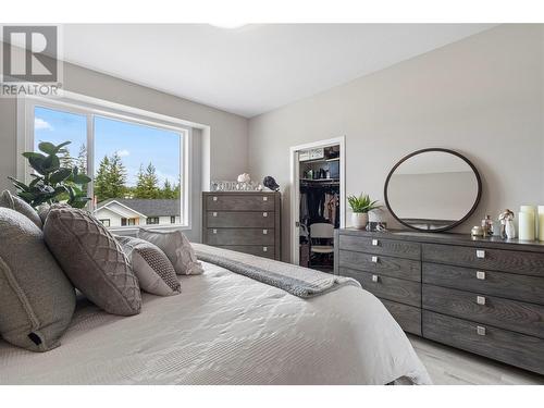 2860 Golf Course Drive, Blind Bay, BC - Indoor Photo Showing Bedroom