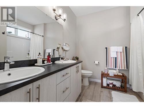 2860 Golf Course Drive, Blind Bay, BC - Indoor Photo Showing Bathroom