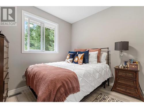 2860 Golf Course Drive, Blind Bay, BC - Indoor Photo Showing Bedroom