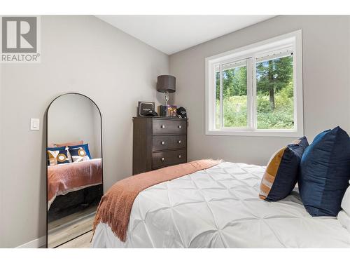 2860 Golf Course Drive, Blind Bay, BC - Indoor Photo Showing Bedroom