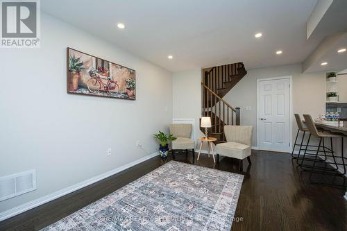 44 - 2614 Dashwood Drive, Oakville, ON - Indoor Photo Showing Living Room