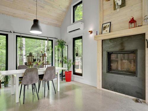 Dining room - 8 Ch. Grace, Arundel, QC - Indoor With Fireplace