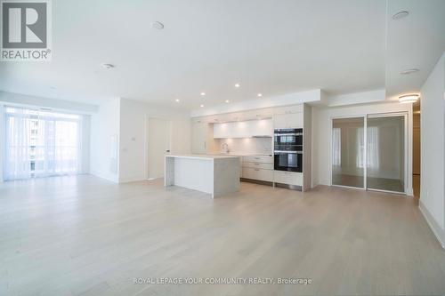 542 - 20 Inn On The Park Drive, Toronto, ON - Indoor Photo Showing Kitchen