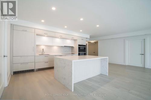 542 - 20 Inn On The Park Drive, Toronto, ON - Indoor Photo Showing Kitchen