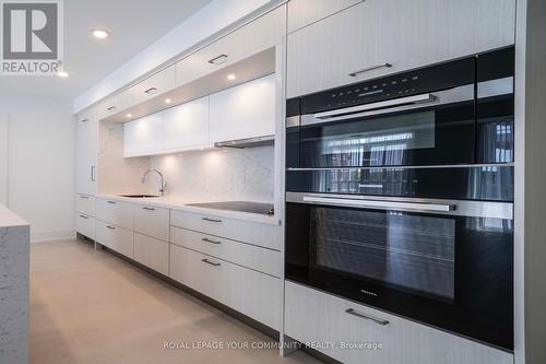 542 - 20 Inn On The Park Drive, Toronto, ON - Indoor Photo Showing Kitchen With Upgraded Kitchen