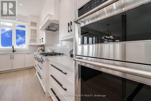 10 Bunn Court, Aurora, ON - Indoor Photo Showing Kitchen With Upgraded Kitchen