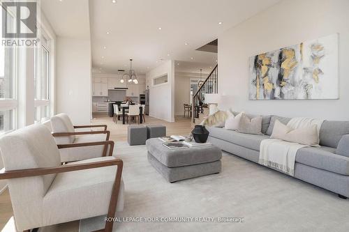 10 Bunn Court, Aurora, ON - Indoor Photo Showing Living Room