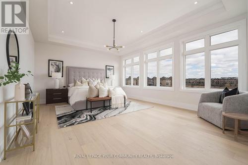 10 Bunn Court, Aurora, ON - Indoor Photo Showing Living Room