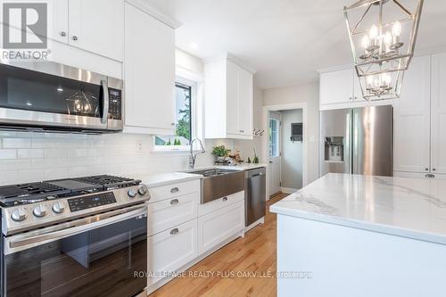 583 Taplow Crescent, Oakville, ON - Indoor Photo Showing Kitchen With Upgraded Kitchen