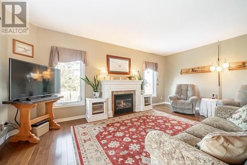 24 Lakeridge Boulevard, Haldimand, ON - Indoor Photo Showing Living Room With Fireplace