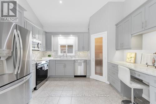 44 Britton Place, Belleville, ON - Indoor Photo Showing Kitchen With Upgraded Kitchen