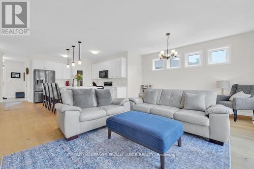 18 Athabaska Drive, Belleville, ON - Indoor Photo Showing Living Room