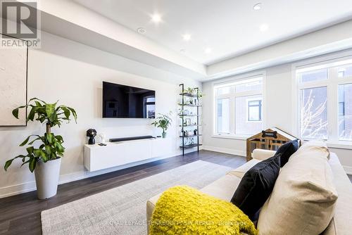 12 - 66 Long Branch Avenue, Toronto, ON - Indoor Photo Showing Living Room