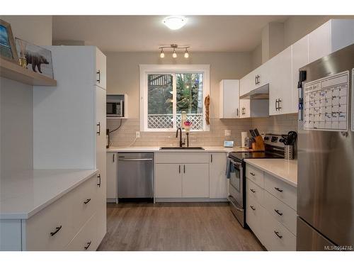 989 Walfred Rd, Langford, BC - Indoor Photo Showing Kitchen