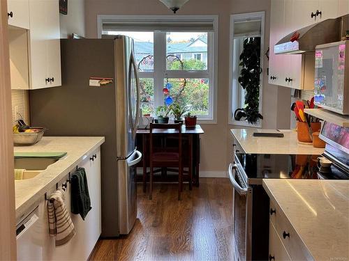 102-9 Adams Rd, Campbell River, BC - Indoor Photo Showing Kitchen With Upgraded Kitchen