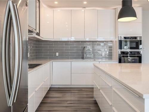 3910 Jingle Pot Rd, Nanaimo, BC - Indoor Photo Showing Kitchen With Upgraded Kitchen