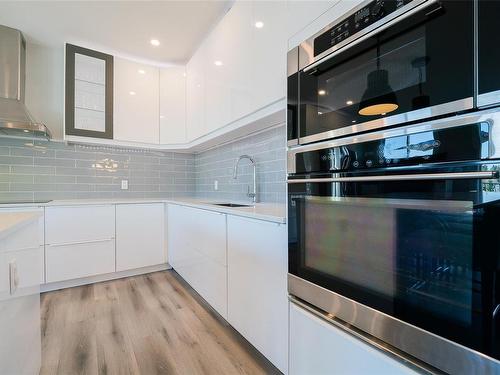 3910 Jingle Pot Rd, Nanaimo, BC - Indoor Photo Showing Kitchen