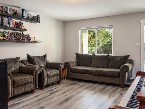 3910 Jingle Pot Rd, Nanaimo, BC - Indoor Photo Showing Living Room