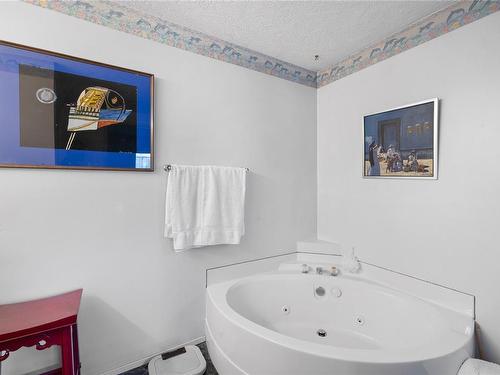 839 Cameron Way, Ladysmith, BC - Indoor Photo Showing Bathroom