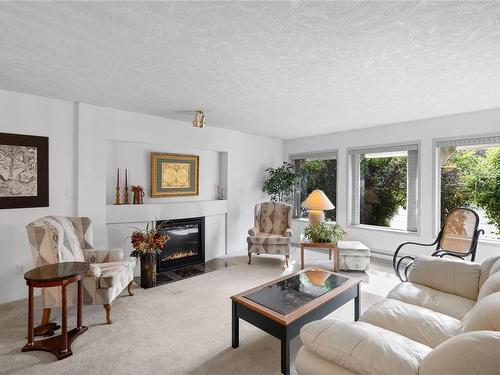 839 Cameron Way, Ladysmith, BC - Indoor Photo Showing Living Room With Fireplace