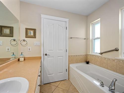 110-2077 St. Andrews Way, Courtenay, BC - Indoor Photo Showing Bathroom