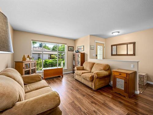 110-2077 St. Andrews Way, Courtenay, BC - Indoor Photo Showing Living Room