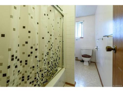 3330 Egremont Rd, Cumberland, BC - Indoor Photo Showing Bathroom